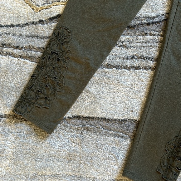 Aerie NWT Green Crochet Detail Leggings Sz Medium - Picture 3 of 6